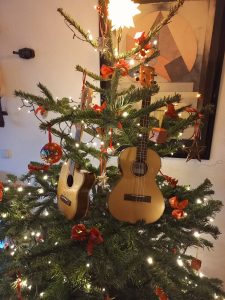 Ukulelen im Weihnachtsbaum